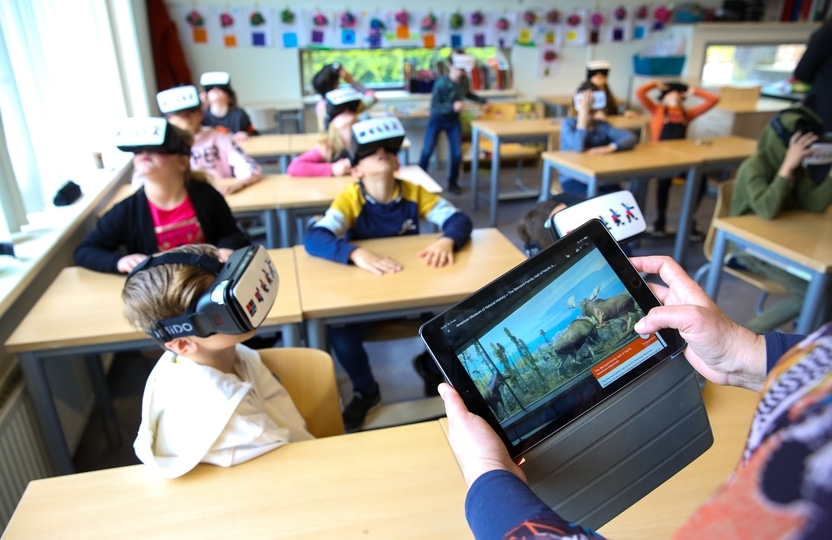 children using virtual reality glasses